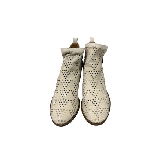 Lucky Brand Women Basel3 Leather Perforated Cream Ankle Bootie Western 9.5 W - Picture 2 of 8